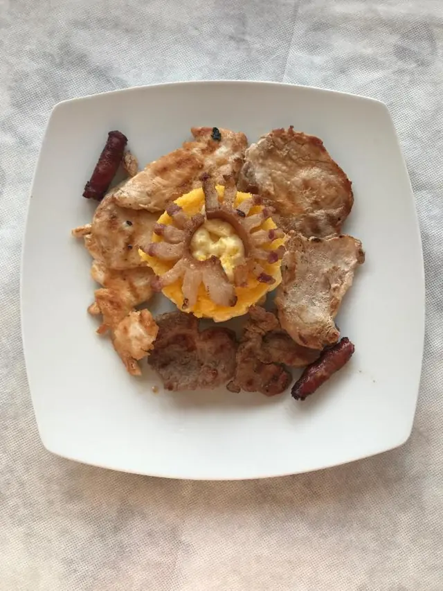 Platou de carne cu mămăligă