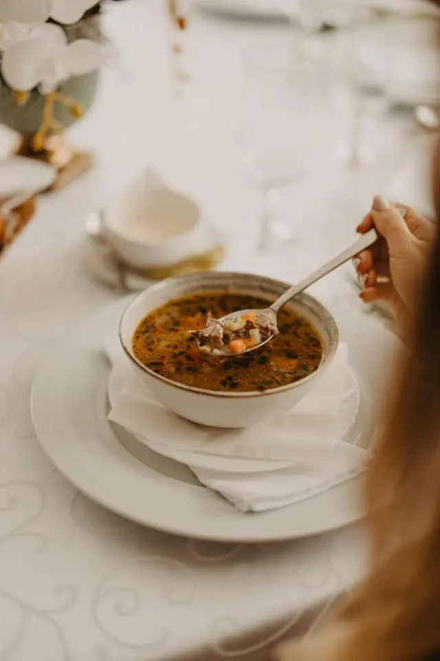 Ciorbă servită în restaurant